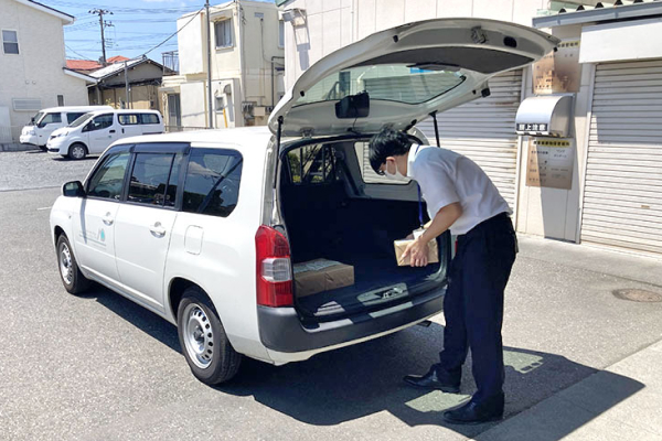 製品を車に積む様子