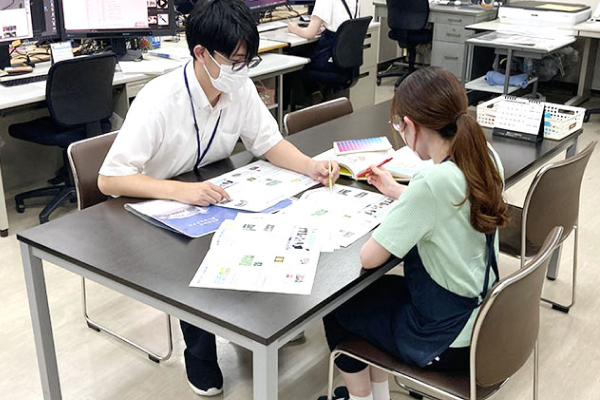 営業との打ち合わせの様子